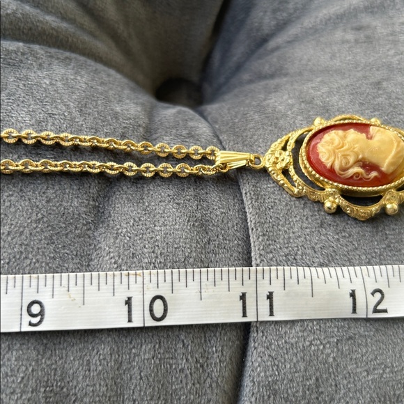 Vintage 1950’s Whiting & Davis Gold Cameo Pendant Necklace - Picture 8 of 16
